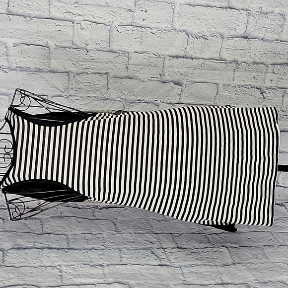 HOT‎ TOPIC Sleeveless Black and White Striped Two Skulls Graphic Blouse S/M - Picture 6 of 7